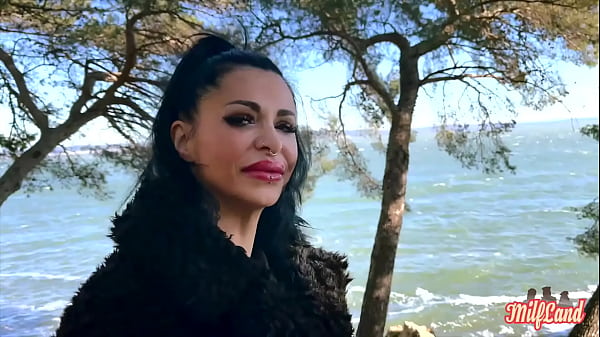 Alicia, chaude brunette, aime la baise torride Part 1