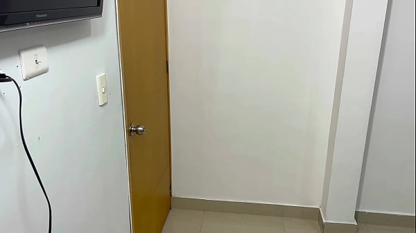 Descubro a mi timida hermanastra jugando con mis bóxeres y termino cogiendo rico con ella.