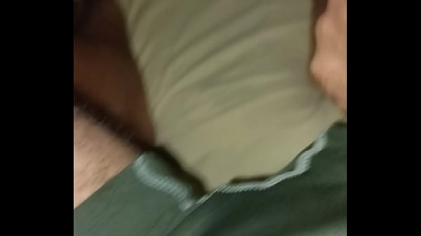 Jugando con su panocha peluda