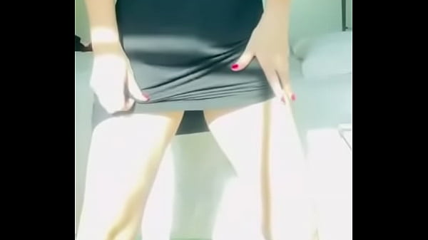 Esposa louca de tesão faz striptease pro marido e crava o consolo na buceta