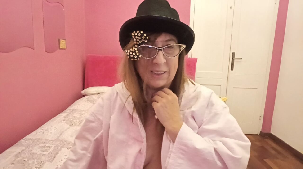 Veronica Rossi Official – Hairbrush Masturbation