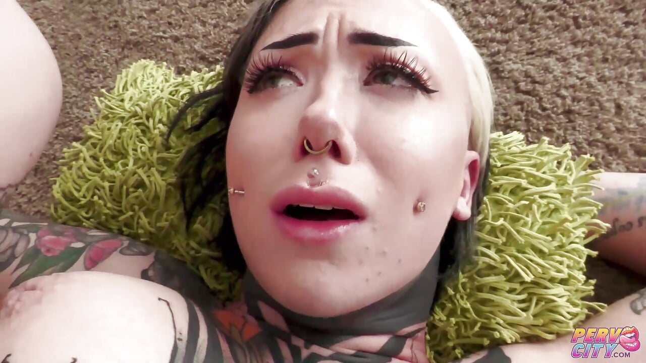 Lorelai Suicide’s Tight Asshole Fucked For The First Time