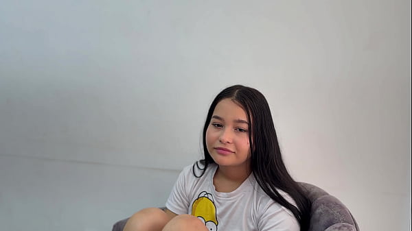 Mi timida hermanastra me pide ayuda para conquistar a un hombre y yo me aprovecho y la seduzco hasta cogerla duro.